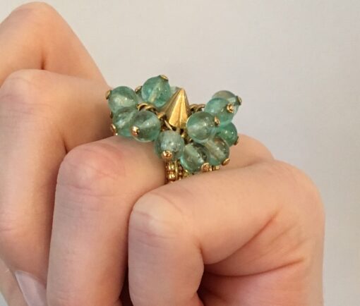 an 18 carat gold ring with emerald beads 'Bord Perlé', 1948 - Image 3