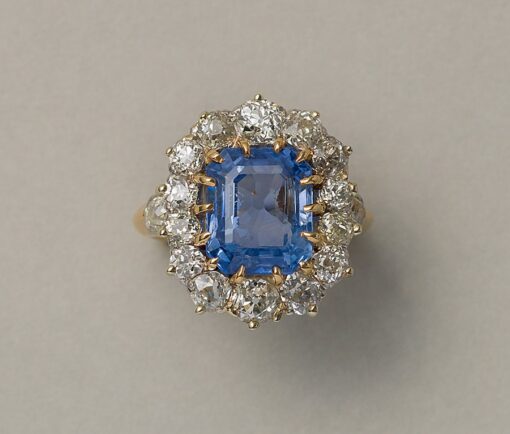 gold ring with sapphire and diamond