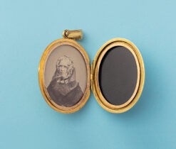 een Victorian gouden locket met blauw email