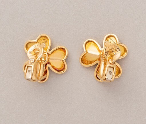 A pair of 18 carat gold clover earrings with three petals and in the heart a brilliant cut diamond (app. 0.09 carat), signed and numered: VCA fpr Van Cleef & Arpels, BL58209, model: Frivole, in original box. weight: 8.62 gram dimensions: 1.5 x 1.5 cm