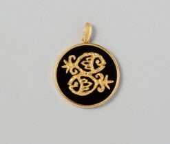 Een 18 karaat gouden zodiac hanger met op een ronde onyx een vissen sterrenbeeld, Frankrijk, circa 1970. gewicht: 15.04 gram afmetingen: 5 x 3.7 cm.