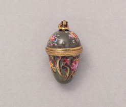 A small porcelain box and pendant in the shape of an egg decorated with flowers, 18th century. weight: 7.95 grams dimensions: 3.9 x 2 cm