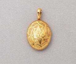 Een 15 karaat gouden Victoriaans medaillon gegraveerd met de bloem bladeren van een winde met een groot ophangoog, gekeurd met een Engels keur 15 ct en met een 14 karaat gouden Nederlands herkeur, circa 1890 Engeland. gewicht: 13.2 gram afmetingen: 4.8 x 2.8 cm