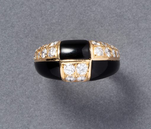 Een 18 karaat geelgouden bombé ring met een vlakverdeling waarvan 3 vlakken ingelegd met zwart onyx en drie vlakken met briljant geslepen diamanten (0.95 ct in totaal). Gesigneerd en genummerd: Van Cleef & Arpels, C504 1X 13. gewicht: 6.2 gram ringmaat: 15.25 mm / 4.5 US / 48