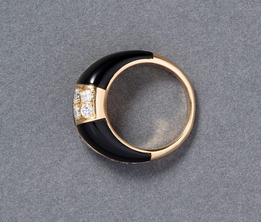 Een 18 karaat geelgouden bombé ring met een vlakverdeling waarvan 3 vlakken ingelegd met zwart onyx en drie vlakken met briljant geslepen diamanten (0.95 ct in totaal). Gesigneerd en genummerd: Van Cleef & Arpels, C504 1X 13. gewicht: 6.2 gram ringmaat: 15.25 mm / 4.5 US / 48