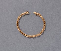 Een 18-karaats geelgouden schakelarmband met half ronde en half gefacetterde links, meesterteken voor Rollang & fils (met name voor Hermes gewerkt), Frankrijk, circa 1970. gewicht: 34.6 g lengte: 18 cm width: 6.5 mm