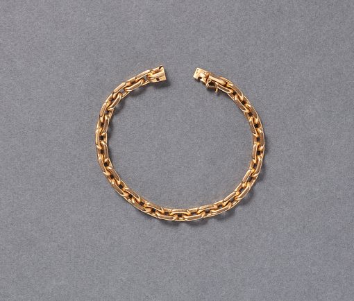 Een 18-karaats geelgouden schakelarmband met half ronde en half gefacetterde links, meesterteken voor Rollang & fils (met name voor Hermes gewerkt), Frankrijk, circa 1970. gewicht: 34.6 g lengte: 18 cm width: 6.5 mm