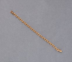 Een 18-karaats geelgouden schakelarmband met half ronde en half gefacetterde links, meesterteken voor Rollang & fils (met name voor Hermes gewerkt), Frankrijk, circa 1970. gewicht: 34.6 g lengte: 18 cm width: 6.5 mm
