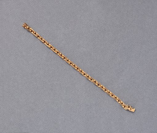 Een 18-karaats geelgouden schakelarmband met half ronde en half gefacetterde links, meesterteken voor Rollang & fils (met name voor Hermes gewerkt), Frankrijk, circa 1970. gewicht: 34.6 g lengte: 18 cm width: 6.5 mm