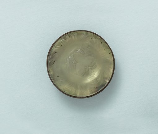 A light green stained relief glass 'Trois Marguerites' foiled and set in a gilt metal brooch with pin. signed and with Maker's mark 'LALIQUE' to the metal mount for René Lalique, circa 1912. Literature reference: F. Marcilhac, 1983, no. 1372. weight: 10.05 gdimensions: 3 x 3 cm