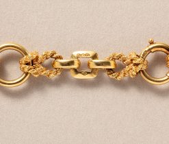 Een 18 karaat geelgouden knoop collier model 'Audierne', gesigneerd: Hermès, meesterteken voor Lucien Cachey. gewicht: 119.35 g lengte: 81 cm