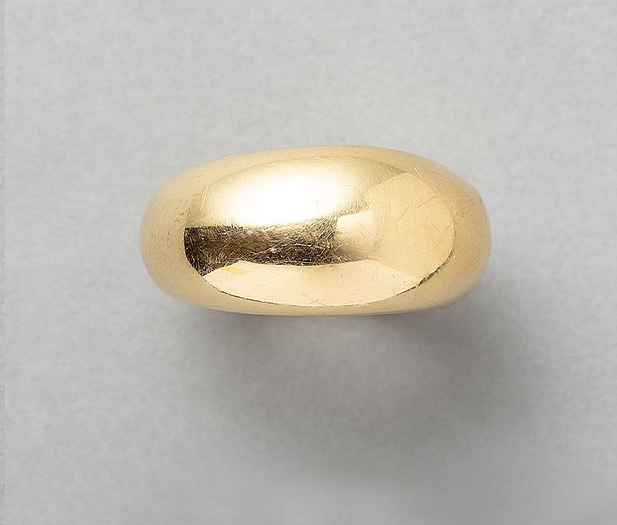 An 18 carat yellow gold smooth bombé ring, signed and numbered: 180756 - 750, Chaumet Paris. France. weight: 15.46 g ring size: 18 / US 7 3/4 width: 6 - 12 mm