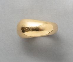 An 18 carat yellow gold smooth bombé ring, signed and numbered: 180756 - 750, Chaumet Paris. France. weight: 15.46 g ring size: 18 / US 7 3/4 width: 6 - 12 mm
