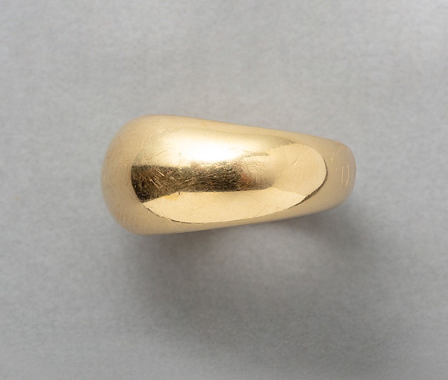 An 18 carat yellow gold smooth bombé ring, signed and numbered: 180756 - 750, Chaumet Paris. France. weight: 15.46 g ring size: 18 / US 7 3/4 width: 6 - 12 mm