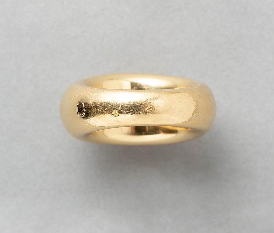 An 18 carat yellow gold smooth bombé ring, signed and numbered: 180756 - 750, Chaumet Paris. France. weight: 15.46 g ring size: 18 / US 7 3/4 width: 6 - 12 mm