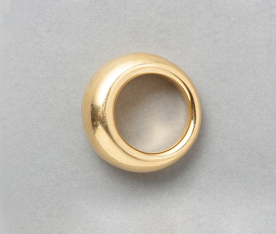 An 18 carat yellow gold smooth bombé ring, signed and numbered: 180756 - 750, Chaumet Paris. France. weight: 15.46 g ring size: 18 / US 7 3/4 width: 6 - 12 mm