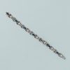 Een art deco platina armband met platte platina schakels die aansluiten op 14 halfronde schakels afwisselend bezet met drie saffieren (21 in totaal met een gewicht van 4.41 crt) en met drie briljant gslepen diamanten (21 met een gewicht van ca. 1.47 crt), met een onzichtbaar slot met het meesterteken voor: J & L Hartzberg, America, New York, circa 1930. gewicht: 29.46 g lengte: 17 cm past bij een polsmaat van 14-16 cm afmetingen schakels: 10 x 5 x 4 mm