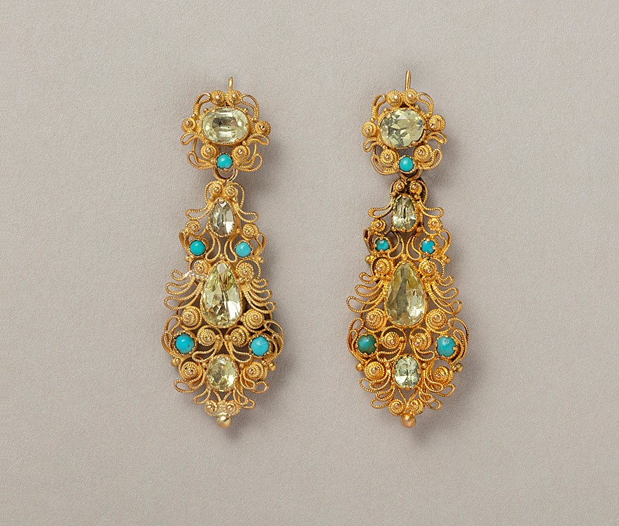 Een paar Georgian gouden day and night oorbellen van cannetille met filligrain en spinnetjes, bezet met chrysoberyl en turkoois, Engeland, circa 1830 met Frans import keur voor 14k goud. afmetingen: 5 x 1.6 g