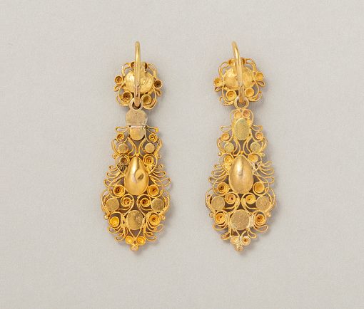 Een paar Georgian gouden day and night oorbellen van cannetille met filligrain en spinnetjes, bezet met chrysoberyl en turkoois, Engeland, circa 1830 met Frans import keur voor 14k goud. afmetingen: 5 x 1.6 g