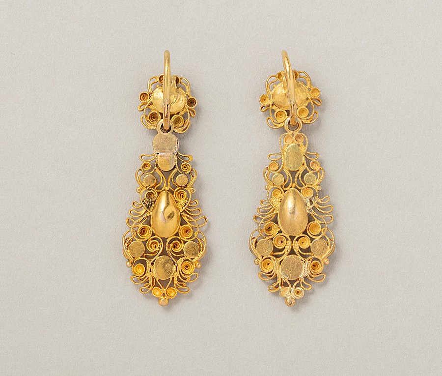 Een paar Georgian gouden day and night oorbellen van cannetille met filligrain en spinnetjes, bezet met chrysoberyl en turkoois, Engeland, circa 1830 met Frans import keur voor 14k goud. afmetingen: 5 x 1.6 g