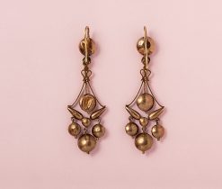 Een 18-karaats rosé gouden girandole oorbellen met ronde en peervormige roos geslepen granaat op roze goud folie, Zuid Frankrijk, gekeurd met Frans goudkeur voor 1838-1919 tête de cheval en Frans meesterteken, HL in een ruit. gewicht: 10.34 g afmetingen: 7 x 2 cm
