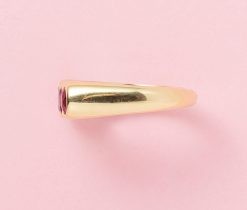 Een 18-karaats geel gouden vintage ring waarvan de eerste letters van de vier edelstenen het woord DEAR spellen met de volgende edelstenen: diamant (ca. 0.50 ct F / VVS), smaragd (ca. 0.25 ct), amethist (ca. 0.25 ct) en robijn (ca. 0.35 ct), Frankrijk. gewicht: 7.4 g ringmaat: 16 3/4 mm / 6 1/4 US / 52.5