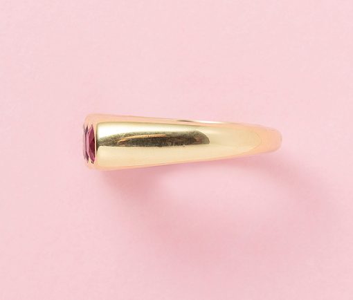 Een 18-karaats geel gouden vintage ring waarvan de eerste letters van de vier edelstenen het woord DEAR spellen met de volgende edelstenen: diamant (ca. 0.50 ct F / VVS), smaragd (ca. 0.25 ct), amethist (ca. 0.25 ct) en robijn (ca. 0.35 ct), Frankrijk. gewicht: 7.4 g ringmaat: 16 3/4 mm / 6 1/4 US / 52.5
