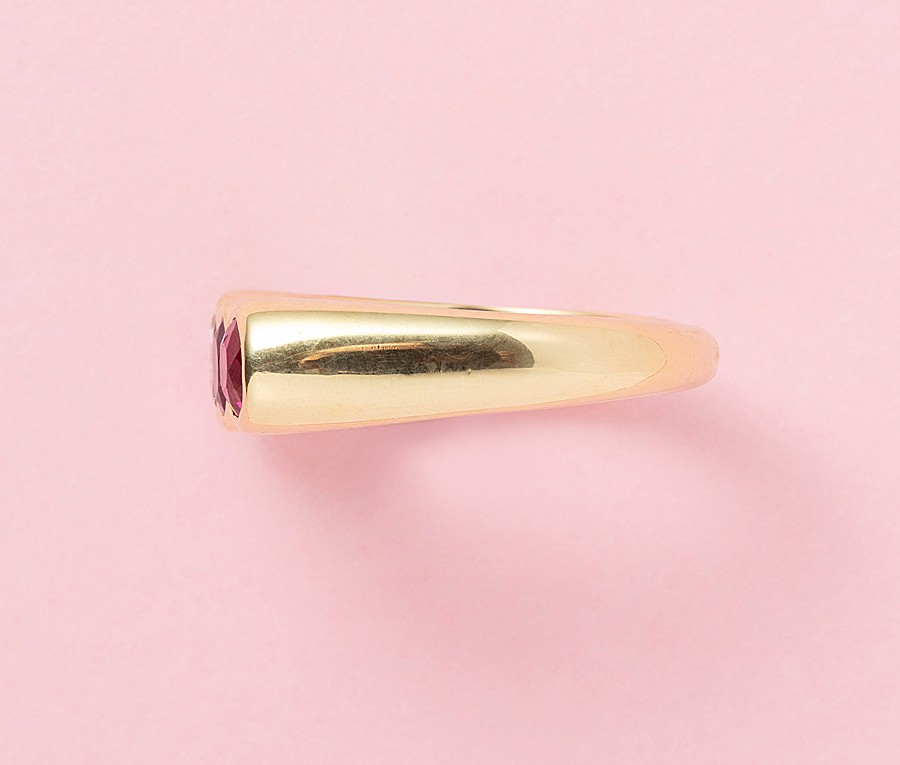Een 18-karaats geel gouden vintage ring waarvan de eerste letters van de vier edelstenen het woord DEAR spellen met de volgende edelstenen: diamant (ca. 0.50 ct F / VVS), smaragd (ca. 0.25 ct), amethist (ca. 0.25 ct) en robijn (ca. 0.35 ct), Frankrijk. gewicht: 7.4 g ringmaat: 16 3/4 mm / 6 1/4 US / 52.5