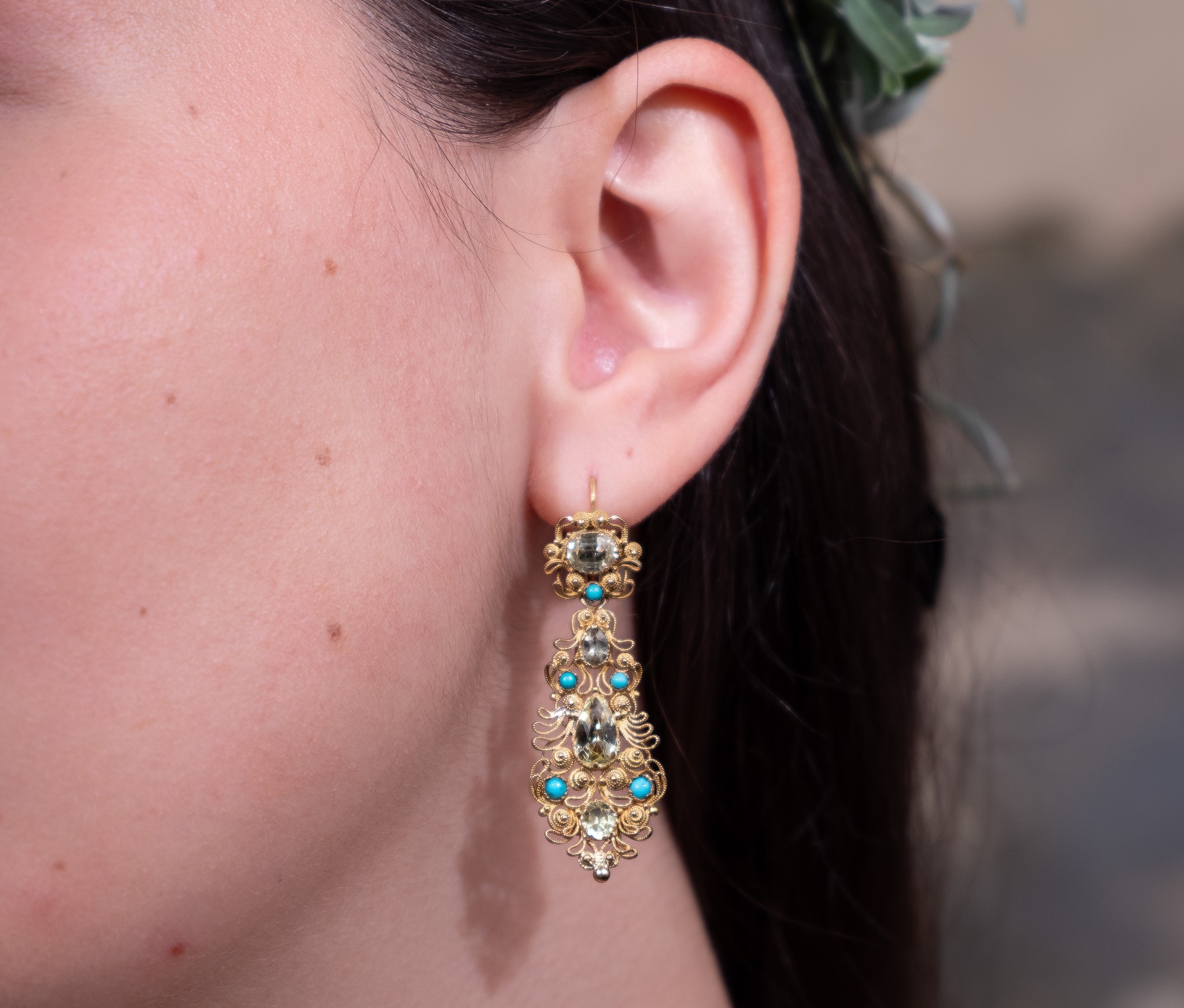 Een paar Georgian gouden day and night oorbellen van cannetille met filligrain en spinnetjes, bezet met chrysoberyl en turkoois, Engeland, circa 1830 met Frans import keur voor 14k goud. afmetingen: 5 x 1.6 g