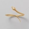 Een 18-karaats gouden flexibele gevlochten armband in de vorm van een slang met smaragden oogjes en een een triangle diamant in de kop (circa 1.30 ct, SI-EF), Frankrijk, toegeschreven Georges Lenfant. gewicht: 33.16 g maat: 56 mm goed passend voor een pols van 15-17 cm