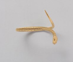 Een 18-karaats gouden flexibele gevlochten armband in de vorm van een slang met smaragden oogjes en een een triangle diamant in de kop (circa 1.30 ct, SI-EF), Frankrijk, toegeschreven Georges Lenfant. gewicht: 33.16 g maat: 56 mm goed passend voor een pols van 15-17 cm