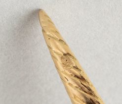 Een 18-karaats gouden flexibele gevlochten armband in de vorm van een slang met smaragden oogjes en een een triangle diamant in de kop (circa 1.30 ct, SI-EF), Frankrijk, toegeschreven Georges Lenfant. gewicht: 33.16 g maat: 56 mm goed passend voor een pols van 15-17 cm