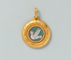 Een 18 karaat gouden ronde Archeologische Revival hanger in Byzantijnse stijl met op de rand de tekst VITA TIBI: Life is Yours, en een fijn micromozaïek van een witte duif op een lichtblauwe achtergrond, aan de achterzijde gesigneerd met de dubbele CC voor Fortunato Pio Castellani, omstreeks 1860. gewicht hanger : 14.01 g afmetingen: 35 x 35 x 7 mm hanger met oog: 47mm Literatuur: Castellani and Italian Archeologial Jewelry, Suan Weber Soros and Stephanie Walker, Yale University Press, 2004, p 246, Plate 9-39. "A Christian Brooch, representing the dove, after an original from the catacombs of Rome."