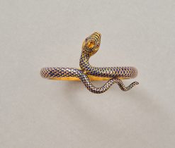 Een 18k gouden slang armband de schubben met donkerblauw emaille, het hoofdje bezet met een citrien en de oogjes met robijnen gezet in zilver, met openende bek, Frans Meesterteken:  circa 1860-1880.gewicht: 24.3 gbinnenmaat: 16.5 cm