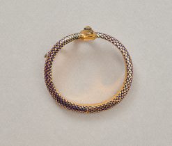 Een 18k gouden slang armband de schubben met donkerblauw emaille, het hoofdje bezet met een citrien en de oogjes met robijnen gezet in zilver, met openende bek, Frans Meesterteken: <A lepel L> circa 1860-1880.gewicht: 24.3 gbinnenmaat: 16.5 cm