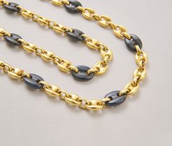 Een 18-karaats gouden onyx collier met mariner schakels. gewicht: 67.25 g lengte: 67 cm afmetingen onyx schakels: 1.7 x 1.2 cm afmetingen gouden schakels: 1.3 x 0.9 cm