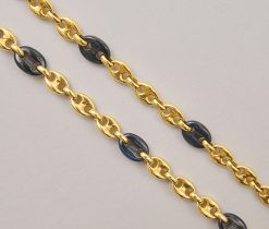 Een 18-karaats gouden onyx collier met mariner schakels. gewicht: 67.25 g lengte: 67 cm afmetingen onyx schakels: 1.7 x 1.2 cm afmetingen gouden schakels: 1.3 x 0.9 cm
