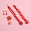 Een Empire demi parure bestaande uit twee armbanden, een broche en een paar oorbellen die ook als choker zijn te dragen van gefacetteerde koraal alles met 18 karaat goud gemonteerd, "zonnesloten", Frankrijk, met onleesbaar Frans meesterteken op de broche, circa 1810. totaal gewicht: 80.06 gram gewicht armband: 29.02 gram gewicht: choker: 58.04 gram gewicht broche 15.66 gram gewicht oorbellen: 6.35 gram lengte armband: 18.5 cm lengte choker: 37 cm afmetingen oorbellen: 4.2 x 0.8 cm afmetingen broche: 6.5 x 3.5 cm