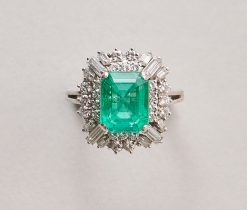 wit gouden ring met diamant en smaragd