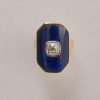 Een 14-karaats gouden hexagonale ring met blauw glas op folie een een oud geslepen diamant (app. 1.95 crt I-J) in zilver gezet, 18e eeuw. gewicht: 6.56 g ringmaat: 18.25 mm / 8 1/4 US