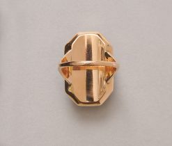 Een 14-karaats gouden hexagonale ring met blauw glas op folie een een oud geslepen diamant (app. 1.95 crt I-J) in zilver gezet, 18e eeuw. gewicht: 6.56 g ringmaat: 18.25 mm / 8 1/4 US