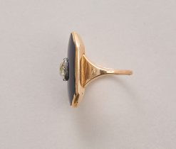 Een 14-karaats gouden hexagonale ring met blauw glas op folie een een oud geslepen diamant (app. 1.95 crt I-J) in zilver gezet, 18e eeuw. gewicht: 6.56 g ringmaat: 18.25 mm / 8 1/4 US