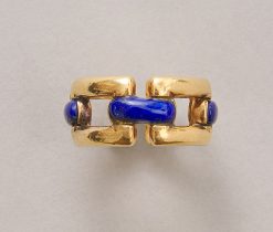 Een 18-karaats geelgouden vaste schakel ring met vier horizontale balkjes met ingelegde Lapis Lazuli. Gesigneerd en genummerd: Mauboussin Paris 23851. gewicht: 11.01 g ringmaat: 16.5 mm. / 6 US breedte: 10 mm