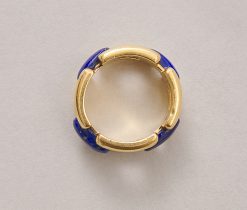 Een 18-karaats geelgouden vaste schakel ring met vier horizontale balkjes met ingelegde Lapis Lazuli. Gesigneerd en genummerd: Mauboussin Paris 23851. gewicht: 11.01 g ringmaat: 16.5 mm. / 6 US breedte: 10 mm