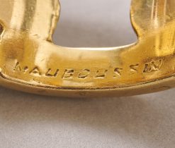 Een 18-karaats geelgouden vaste schakel ring met vier horizontale balkjes met ingelegde Lapis Lazuli. Gesigneerd en genummerd: Mauboussin Paris 23851. gewicht: 11.01 g ringmaat: 16.5 mm. / 6 US breedte: 10 mm