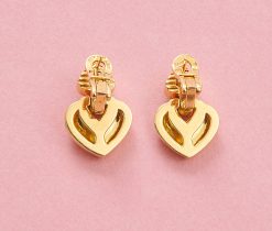 Een paar 18k gouden Bulgari hart oorbellen, Italië. gewicht: 22.5 g afmetingen: 2.5 x 1.7 cm
