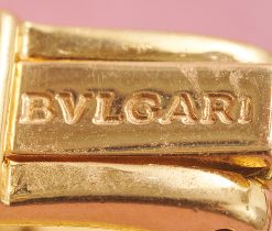 Een paar 18k gouden Bulgari hart oorbellen, Italië. gewicht: 22.5 g afmetingen: 2.5 x 1.7 cm