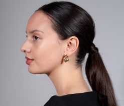 Een paar 18k gouden Bulgari hart oorbellen, Italië. gewicht: 22.5 g afmetingen: 2.5 x 1.7 cm