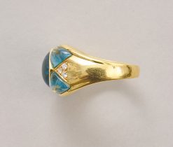 Een 18-karaats gouden bandring, bezet met een vierkante cabochon topaas, omringd door vier driehoekige cabochon topazen. Aan beide zijden van de scheen, tussen de twee cabochons, zijn drie briljant geslepen diamanten gezet (circa 0.06). Italie, Alessandria, STAR 1813AL. gewicht: 11.52 g ringmaat: 17.75 mm / 7.5US afmetingen: 14 x 7 mm