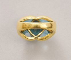 Een 18-karaats gouden bandring, bezet met een vierkante cabochon topaas, omringd door vier driehoekige cabochon topazen. Aan beide zijden van de scheen, tussen de twee cabochons, zijn drie briljant geslepen diamanten gezet (circa 0.06). Italie, Alessandria, STAR 1813AL. gewicht: 11.52 g ringmaat: 17.75 mm / 7.5US afmetingen: 14 x 7 mm